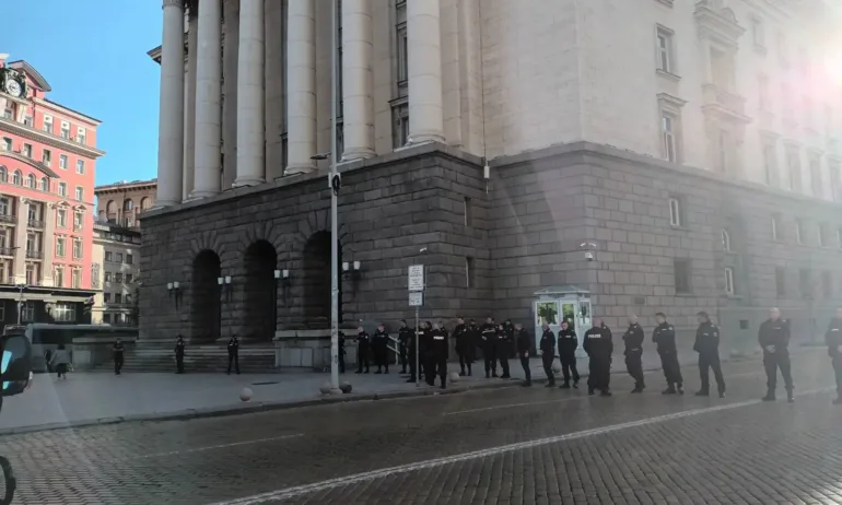 Смъртта на полицай пред парламента стана повод за нов скандал