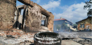 Най-малко 11 постройки са изгорели напълно при пожара в Белослав