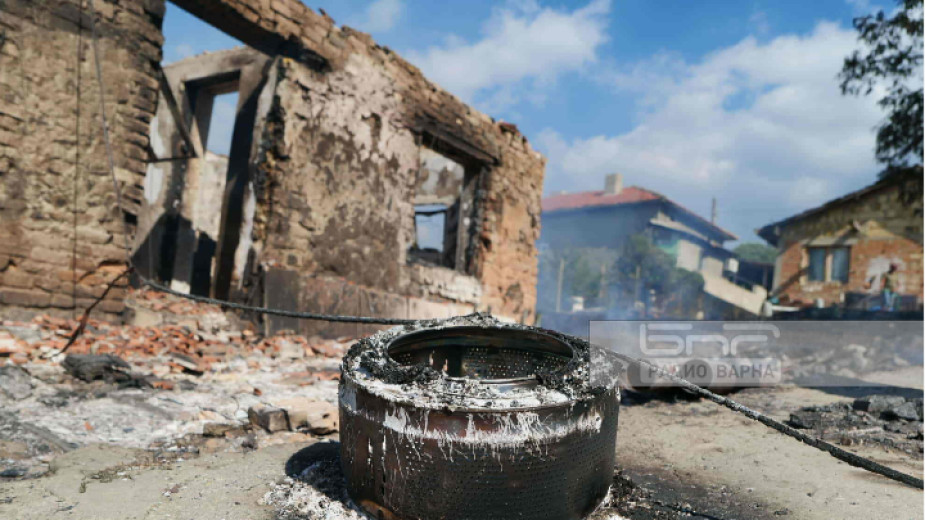 Наай малко 11 постройки са напълно изгорели при пожара в краен