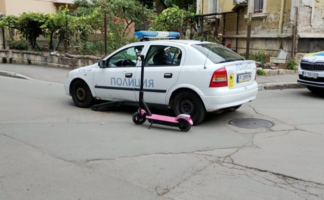Две деца с тротинетка се блъснаха в полицейски автомобил тази