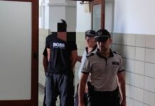 Най-малкият от обвиняемите за побоя на полицейския началник ще бъде надзираван от инспектор на свобода