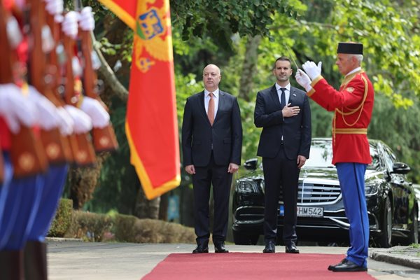 С официалната церемония с военни почести беше посрещнат министър председателят Росен