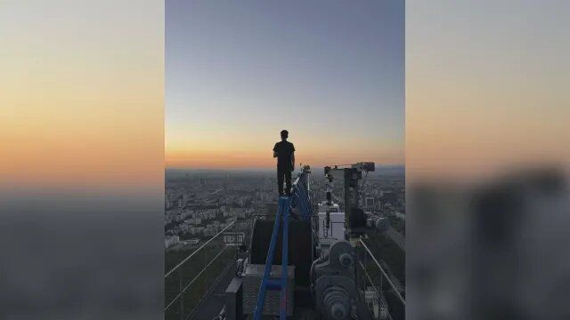 Децата качили се на кран до новострояща се сграда на