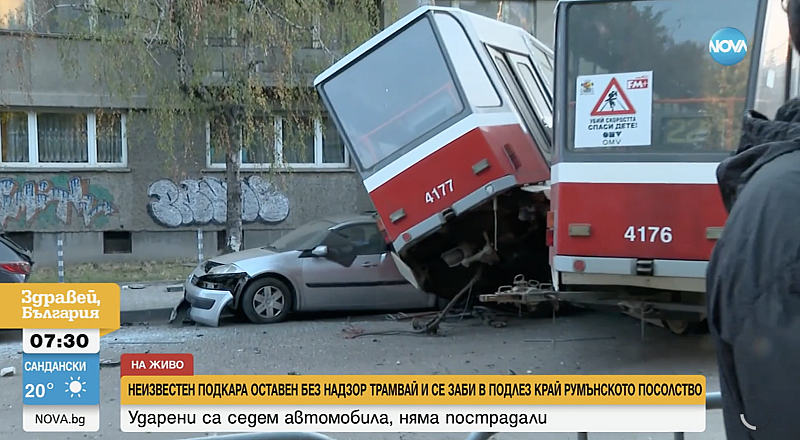 През отворен прозорец двама души са бутнали спирачката на трамвая