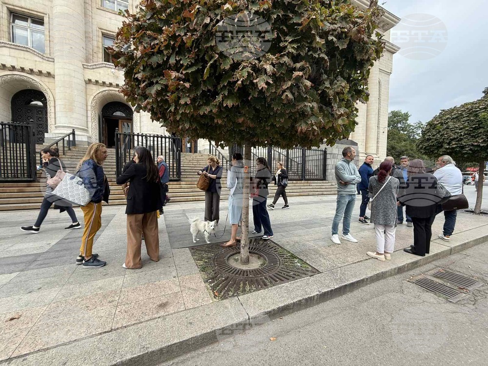 Близки на загинали при катастрофи се събраха на протест пред