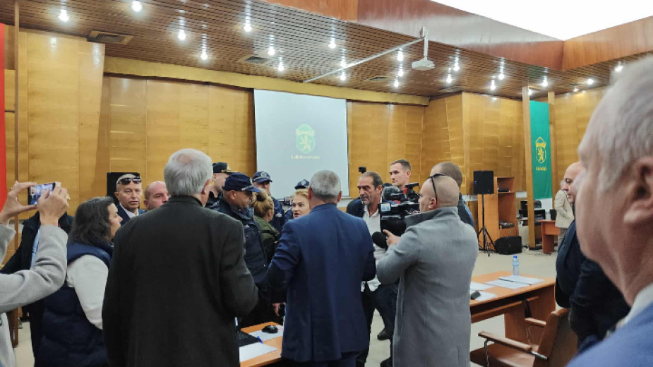 С 17 гласа за 10 против и 5 въздържали се