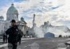 Изстрели и горяща палатка пред сръбския парламент, един човек е ранен