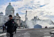 Изстрели и горяща палатка пред сръбския парламент, един човек е ранен