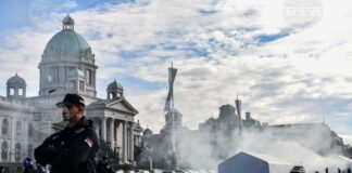 Изстрели и горяща палатка пред сръбския парламент, един човек е ранен