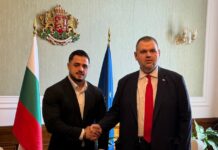 Снимката на деня за феновете на ПП/ДБ – пред герба не е кмет, а самият Карлос Насар