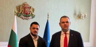 Снимката на деня за феновете на ПП/ДБ – пред герба не е кмет, а самият Карлос Насар