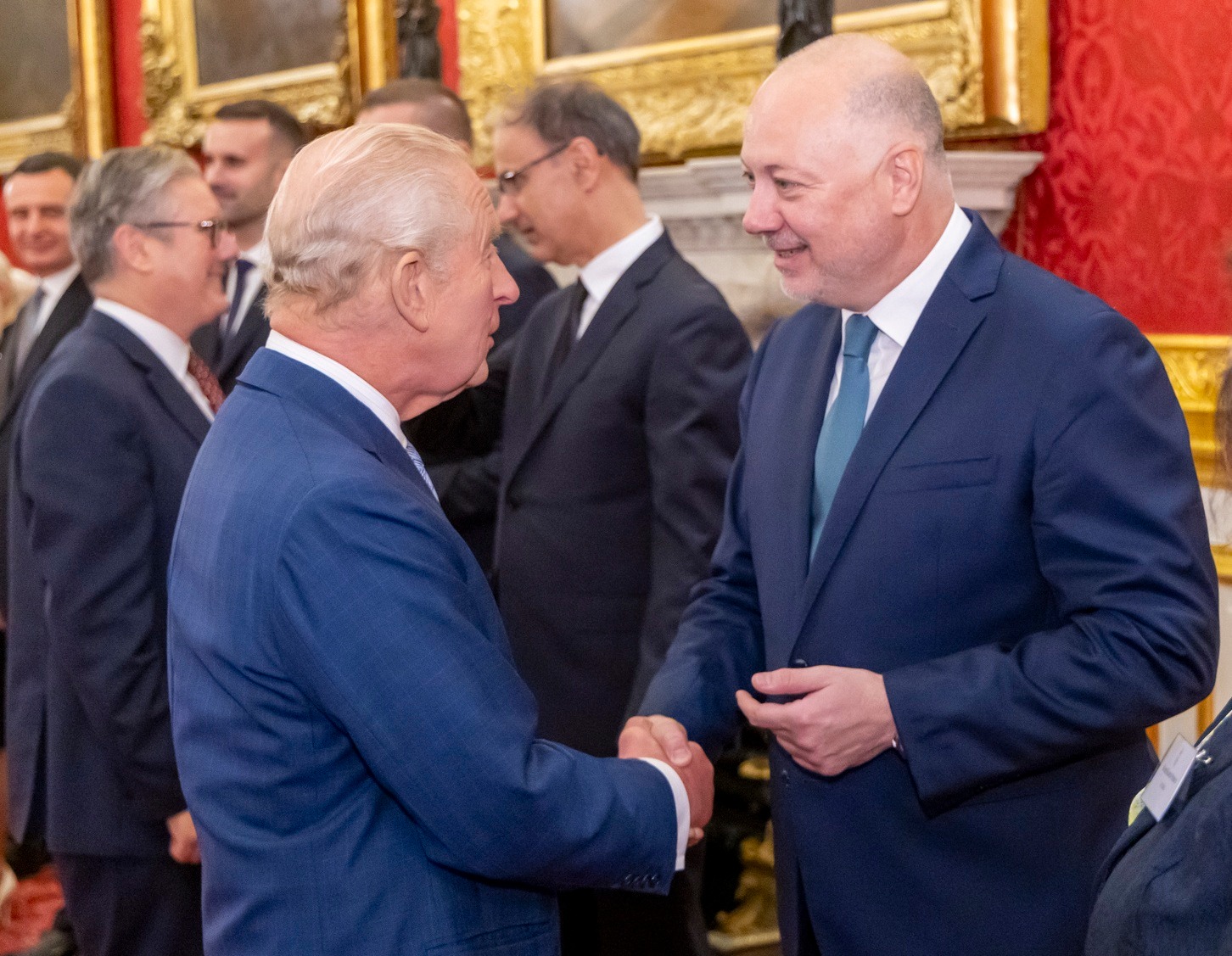 Министър председателят Росен Желязков разговаря с крал Чарлз Трети по време