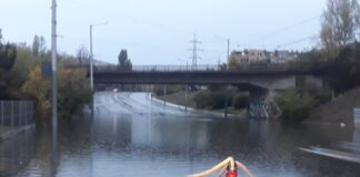 Наводнено кръстовище спря движението на няколко трамвайни линии в София