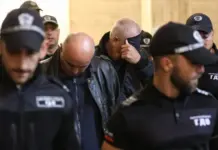 Служителите на ДАИ, взели подкуп от екипа на Роби Уилямс, остават в ареста