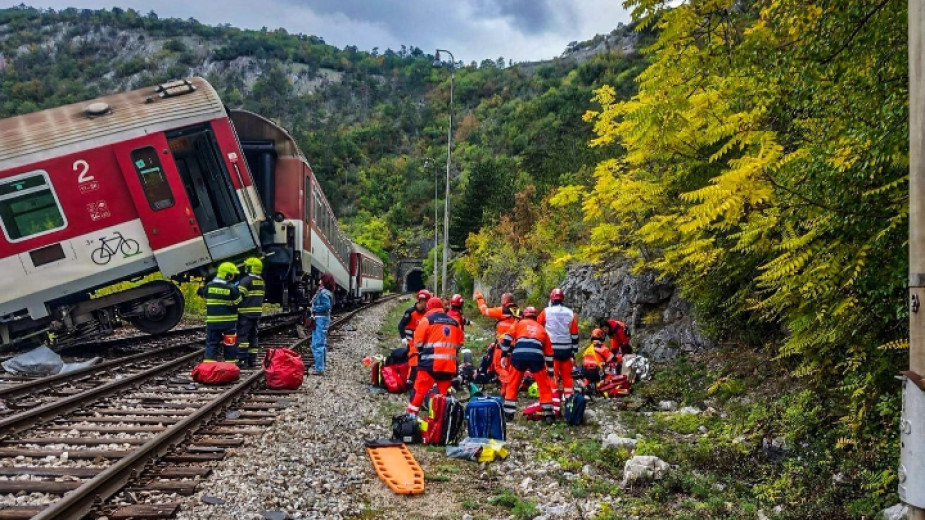 Близо 70 души са ранени при катастрофа между два влака