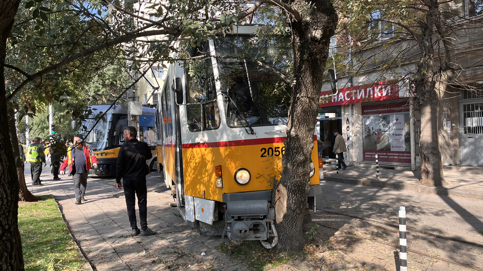 Два трамвая с номера 1 и 6 се сблъскаха на