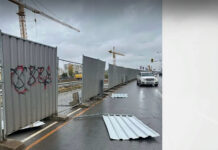 Платно от предпазна ограда се откъсна и удари движеща се кола в София