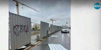 Платно от предпазна ограда се откъсна и удари движеща се кола в София