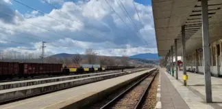 Прегазеният железничар в Мездра се разбрал с машинистите да скочи в движение от влака