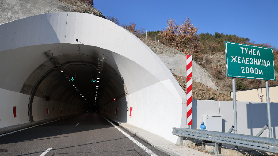 Движението в тунел Железница на пътя Благоевград – Кресна се