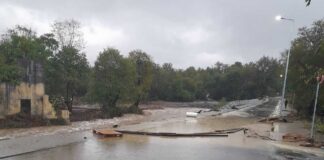 Подкопан е пътят за село Изгрев, община Царево, призовават се гражданите да избягват пътувания и към къмпингите „Арапя“ и „Нестинарка“