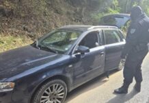 Задържаха десетима мигранти, натъпкани в ауди