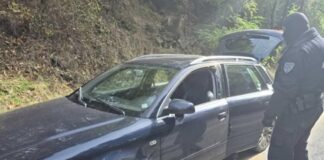 Задържаха десетима мигранти, натъпкани в ауди