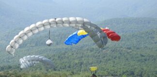Падналият командос е с опасност за живота, парашутът не се отворил добре