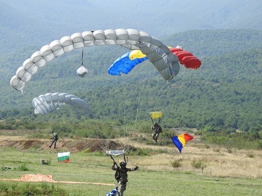 Със сериозни травми и опасност за живота е боецът от