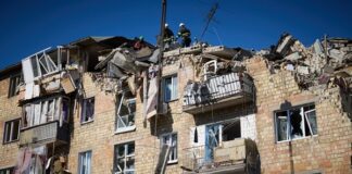 Десетки ранени след удара по жилищни блокове в Киев, 6 са деца