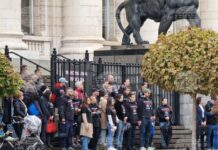 Близки на загинал моторист протестираха пред Съдебната палата в София с искане за доживотна присъда за подсъдимия