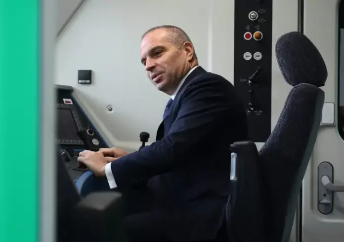 Ministar-Karadzhov-pusna-novi-lokomotivi--Simens-Smartron--pokrivat-vsichki-barzi-vlakove-do-Koleda-Snimki-BTA_1760090960