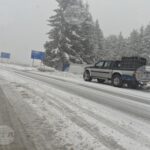 Сняг на „Петрохан“ – пет машини почистват и опесъчават пътя