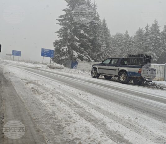 Сняг на „Петрохан“ – пет машини почистват и опесъчават пътя