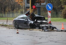 19-годишен се вряза с колата си в светофар в София