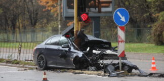 19-годишен се вряза с колата си в светофар в София