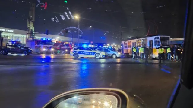 Два трамвая и микробус са се ударили в събота късно