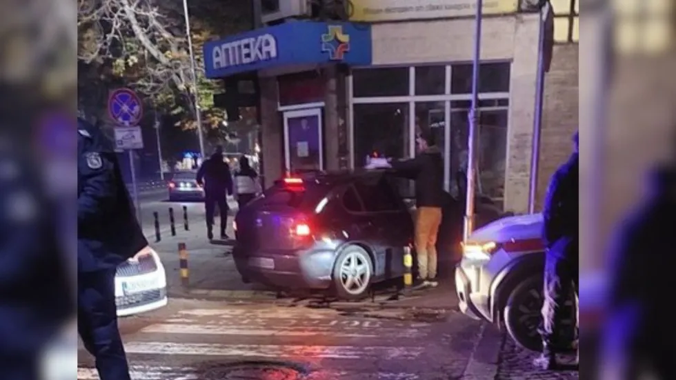 Младеж влетя с автомобила си в аптека в Пловдив По