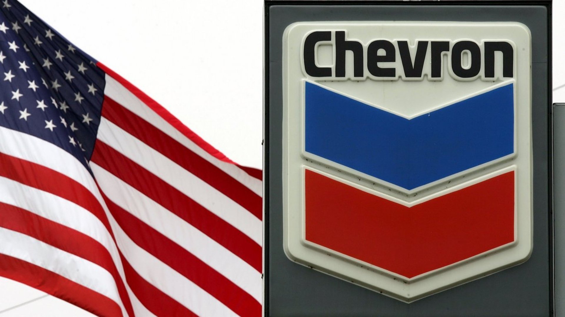 Американският петролен гигант Шеврон проучва опции за закупуване на глобални