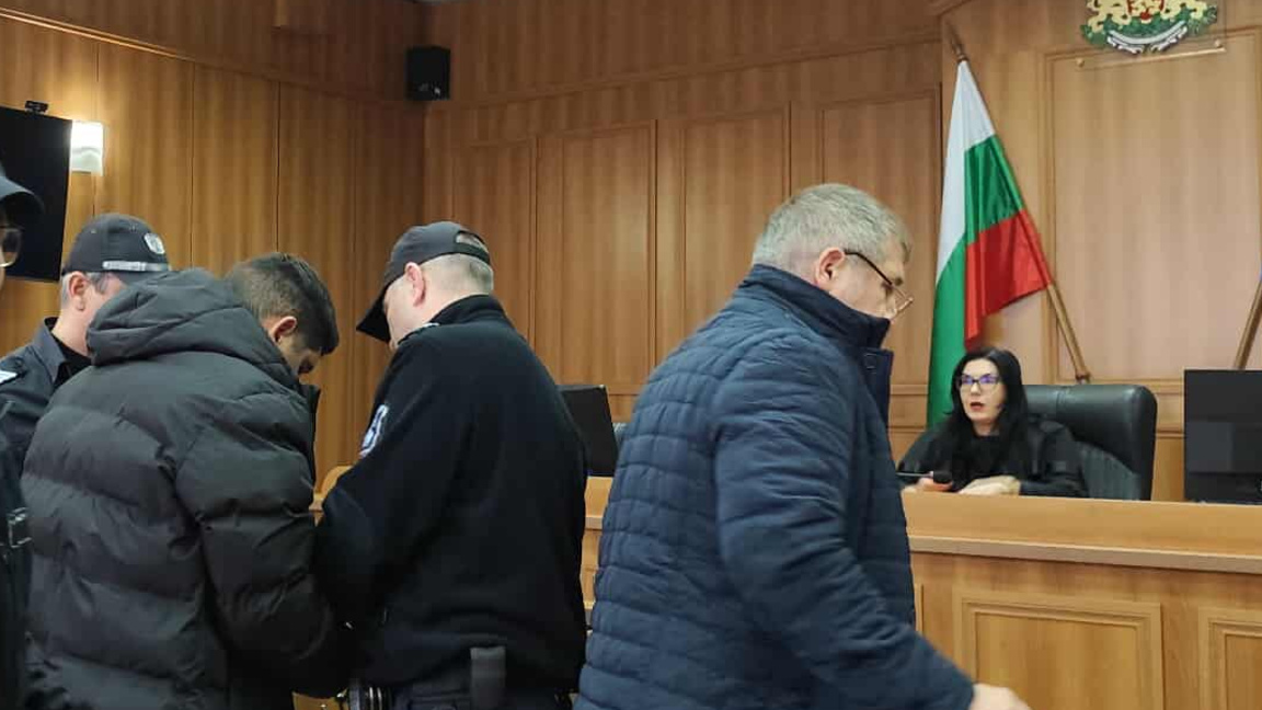 С белезници и наведена глава влезе в съдебната зала 24 годишният