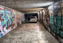 Автомобил паркиран във варненски подлез