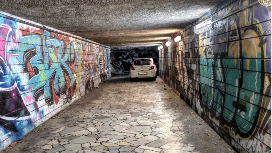 Кола паркирала във варненски подлез разбуни духовете в социалните мрежи