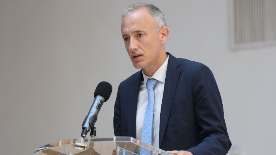 Министерството на образованието няма намерение да закрива или да слива