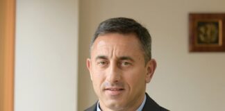 Румен Спецов е вписан в Търговския регистър, официално е особен управител на „Лукойл“