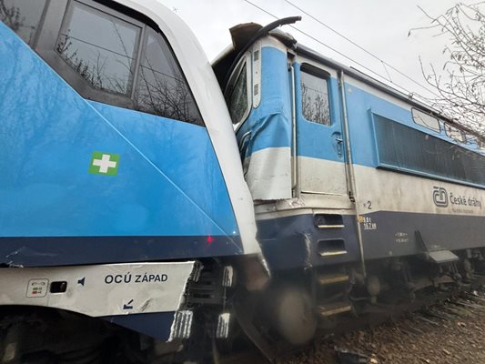 Петдесет и седем души са ранени при влакова катастрофа в