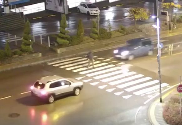 Шофьор отнесе трудноподвижен мъж на пешеходка пътека в столичния кв