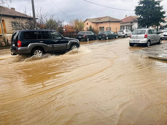 Продължаващите проливни валежи в Петрич и Сандански доведоха до обявяване