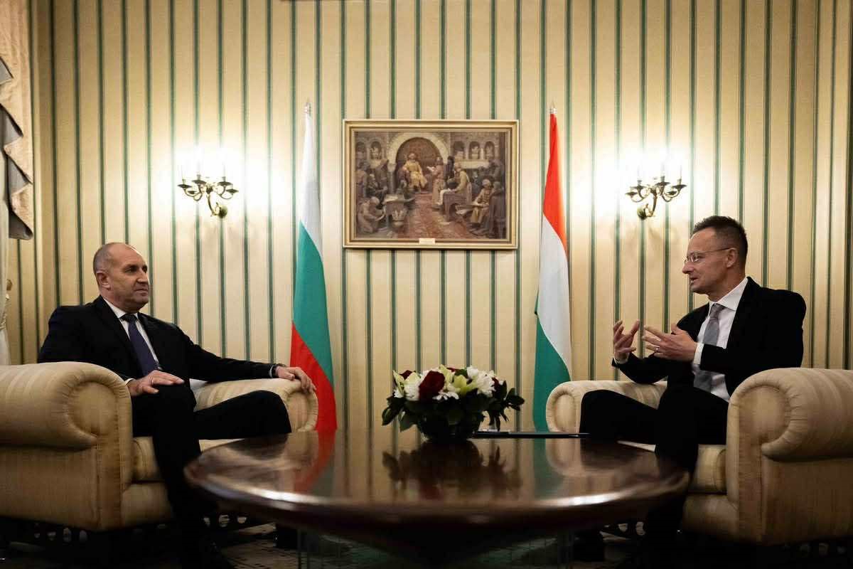 Президентът Румен Радев провежда в момента таен работен обяд с