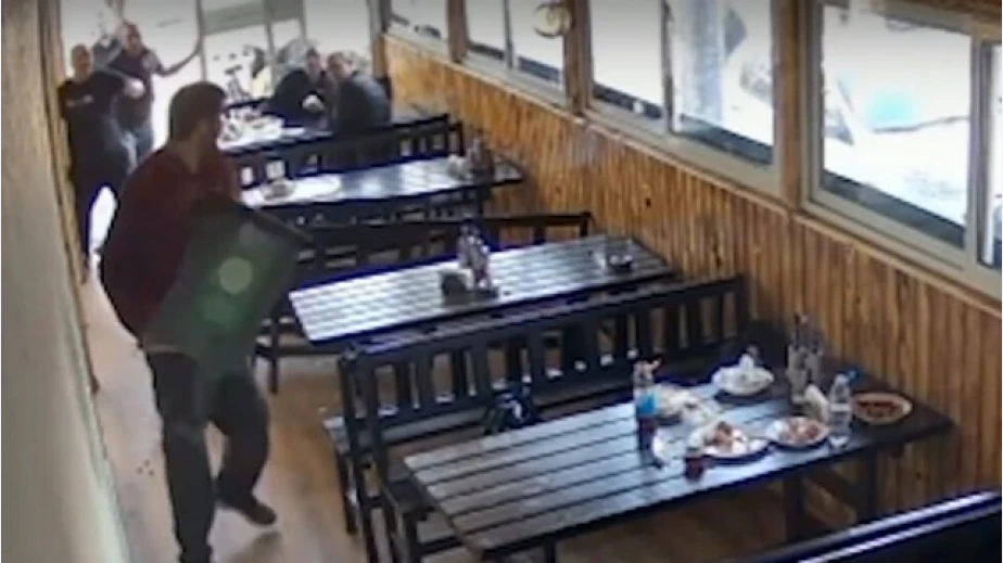 Въоръжен с нож мъж вилня и заплаши клиенти в столичен