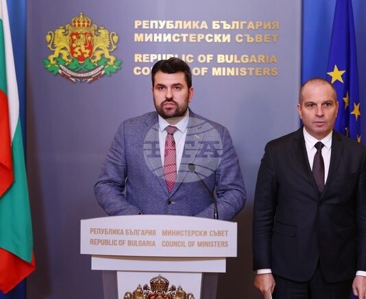 Министър Гроздан Караджов: Търсим убежище за танкера, където ще се ремонтира